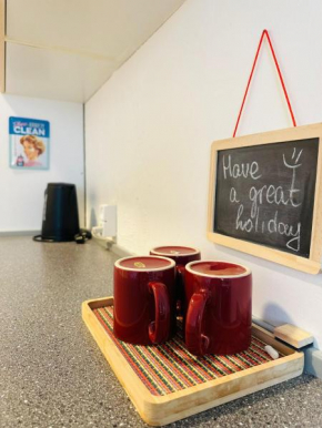 5 min walk to LEGO house - studio room with private bathroom n4